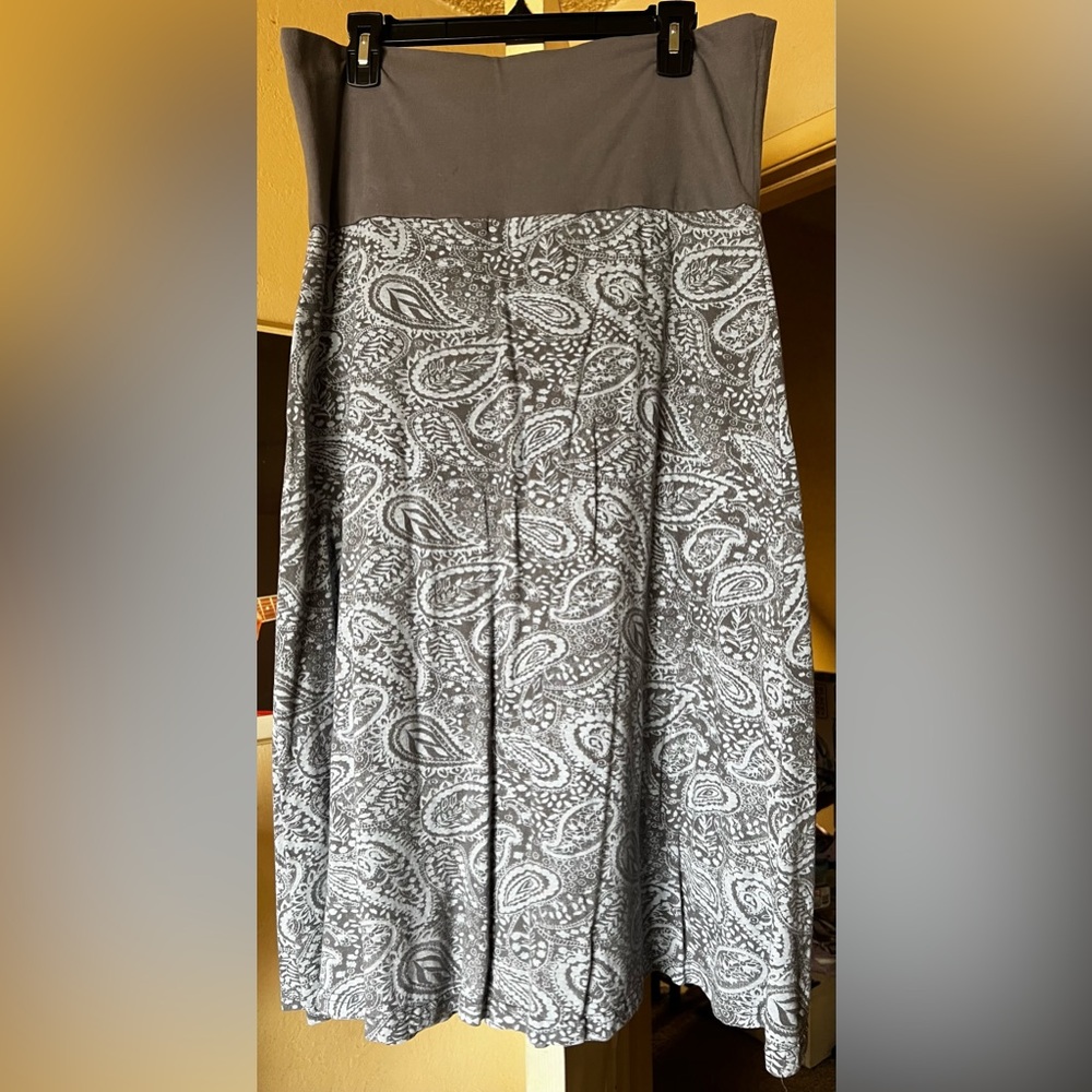 Can be worn as a skirt or a dress. Gray blue colors.